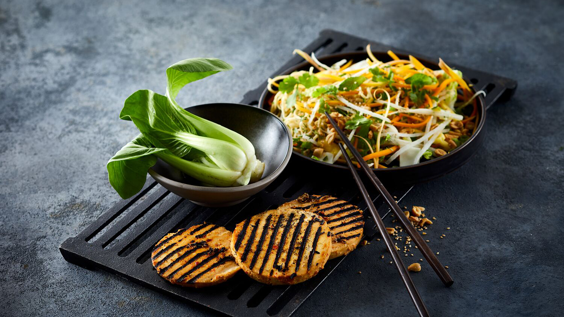 Thai salat med grillet pak choi