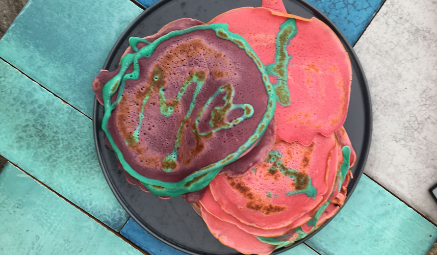 Farv pandekagedejen og kom den i flaske. Lav smukke mønstre, hjerter, skriv navne eller andet hyggeligt