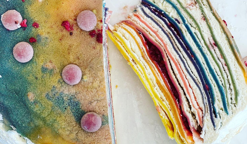 Del dejen op i mindre portioner og farv hver portion med en farve. Steg pandekager og kom flødeskum og syltetøj mellem lagene 