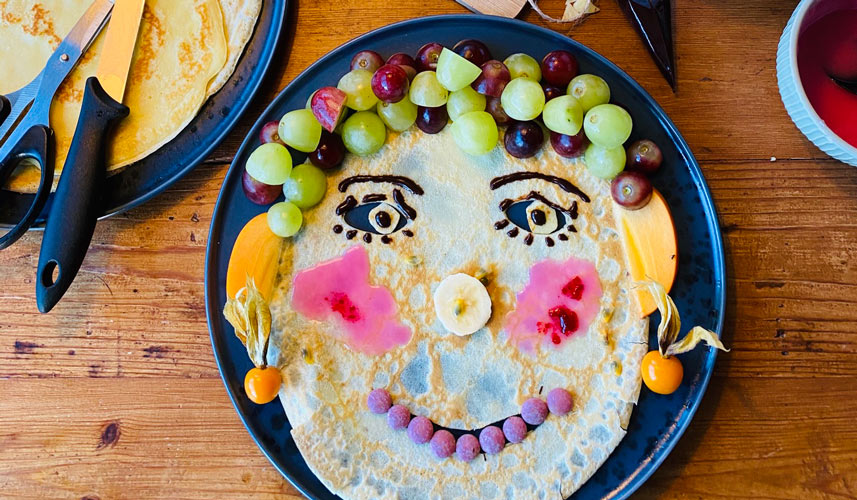Vær kreativ med saks og kniv, og lav sjove pandekageansigter med frugt, glasur og evt. lidt slik