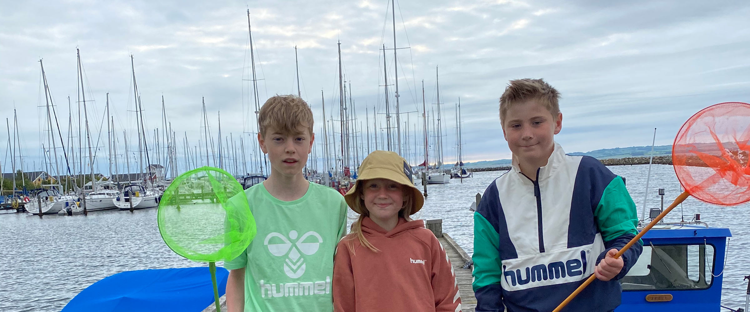 Børn ved havn fanger krabber