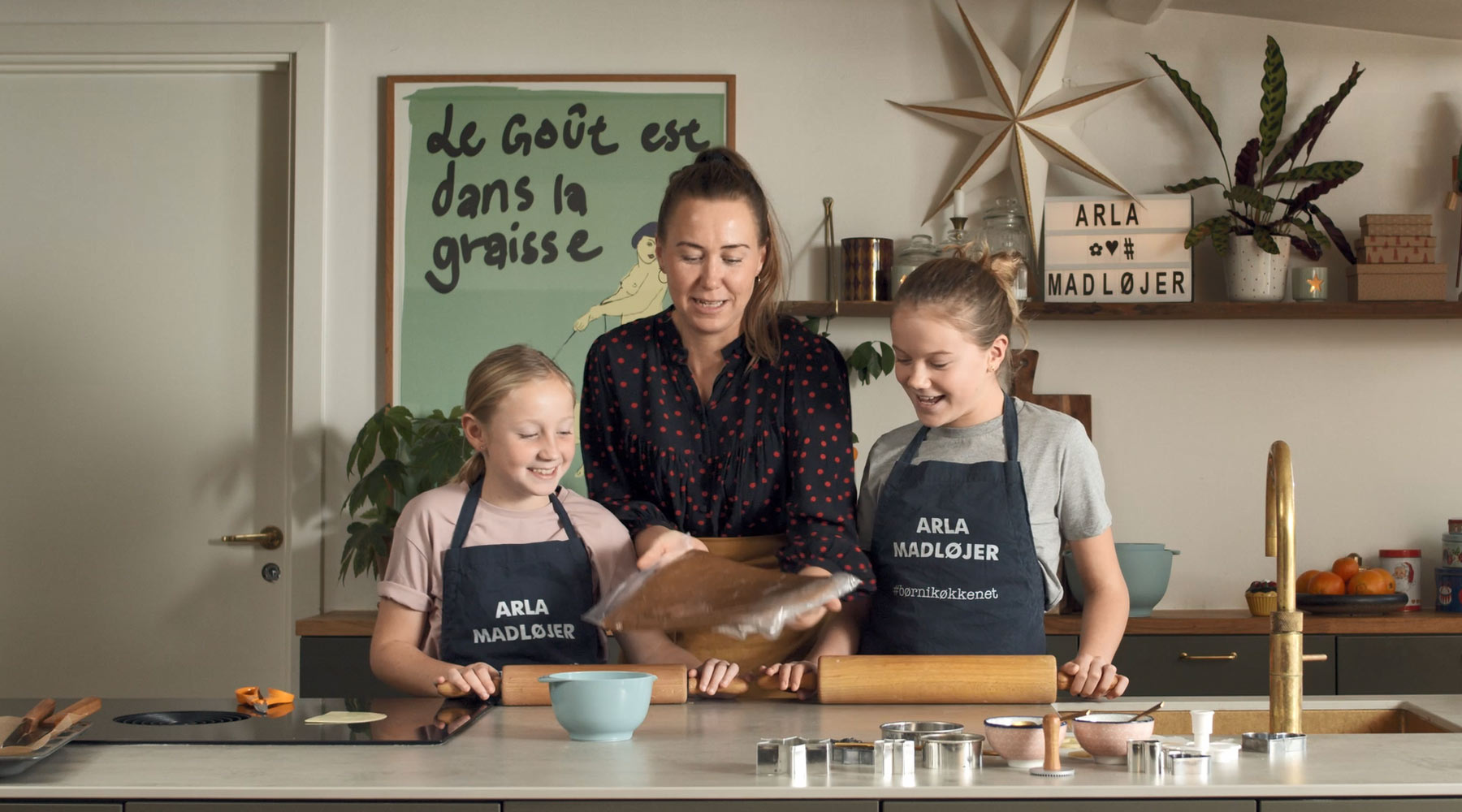 Britta og børn bager