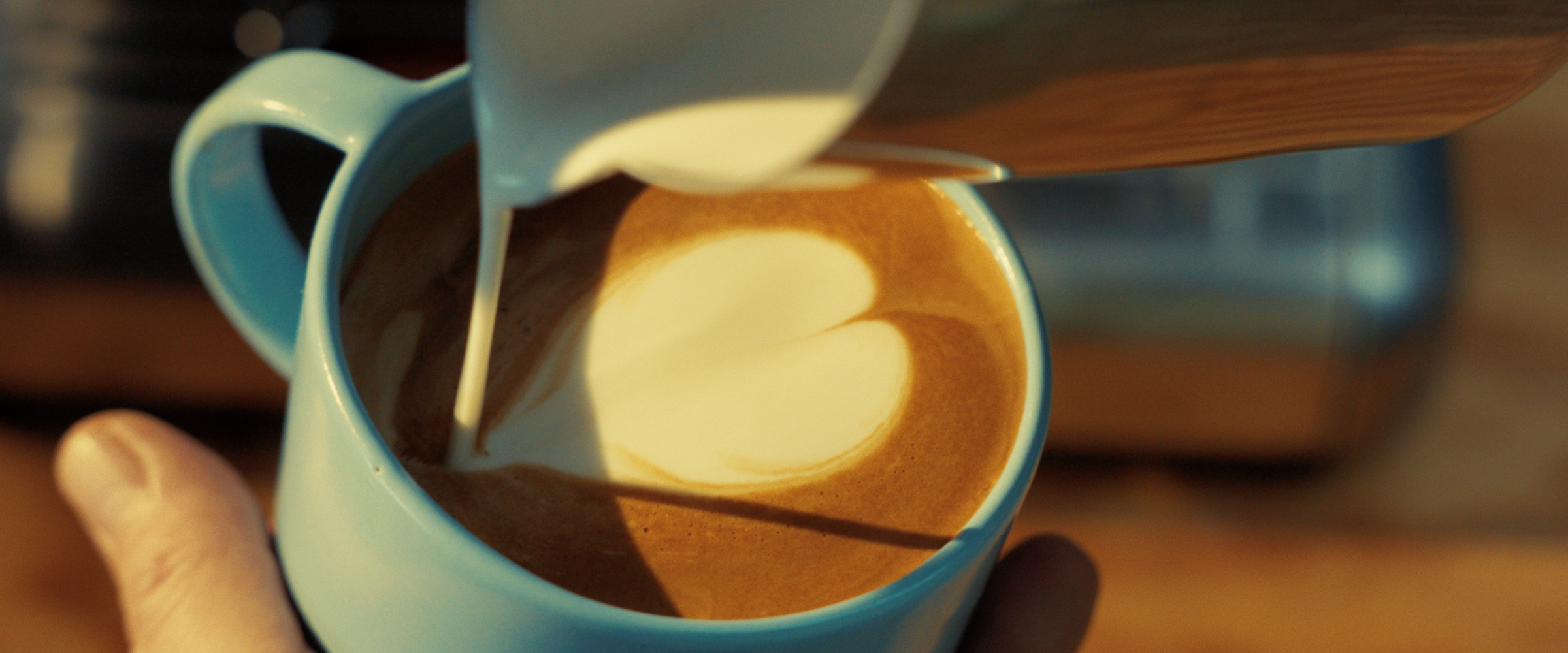 Arla JÖRD barista hældes i en kaffe