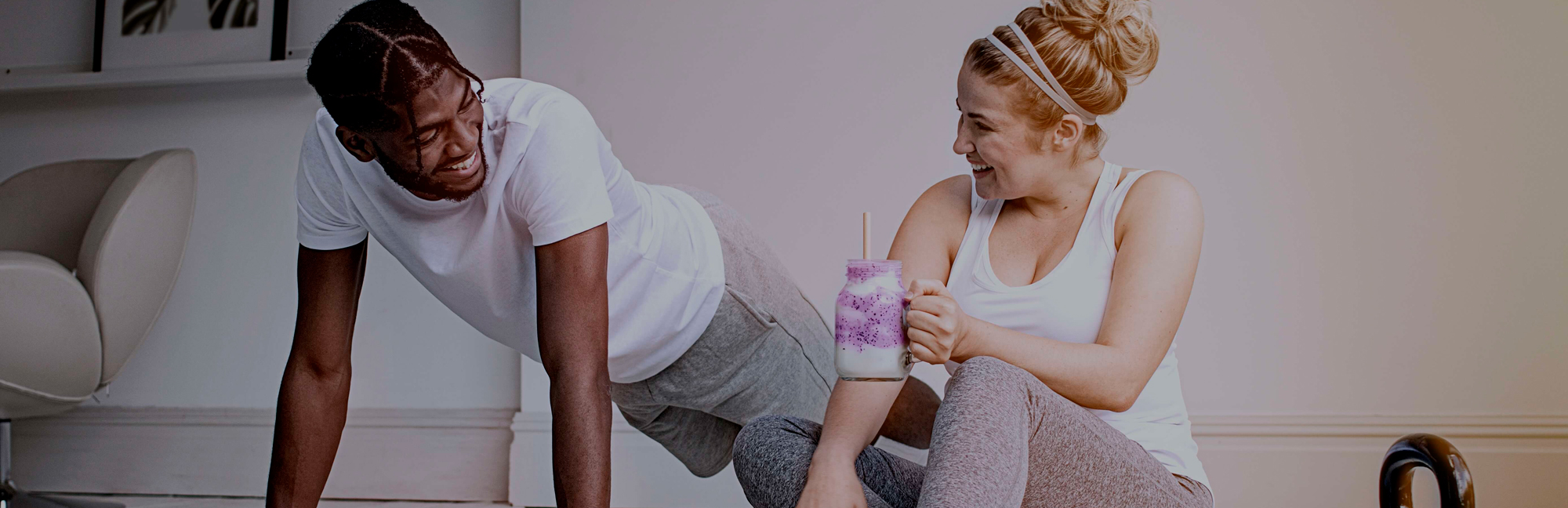 To mennesker der træner og drikker laktosefri smoothie