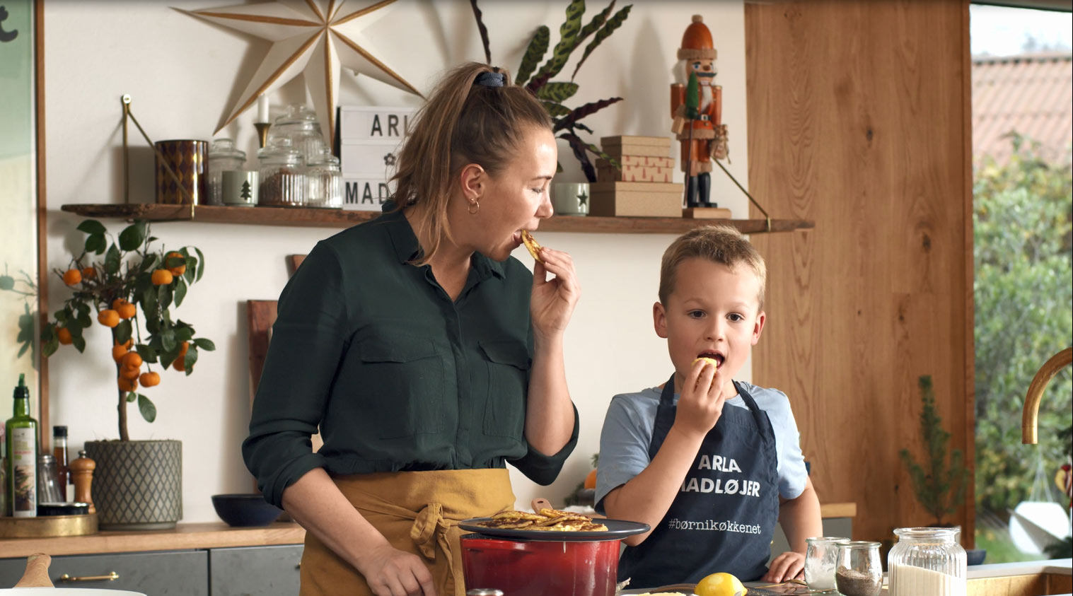 Britta og dreng spiser klatkager