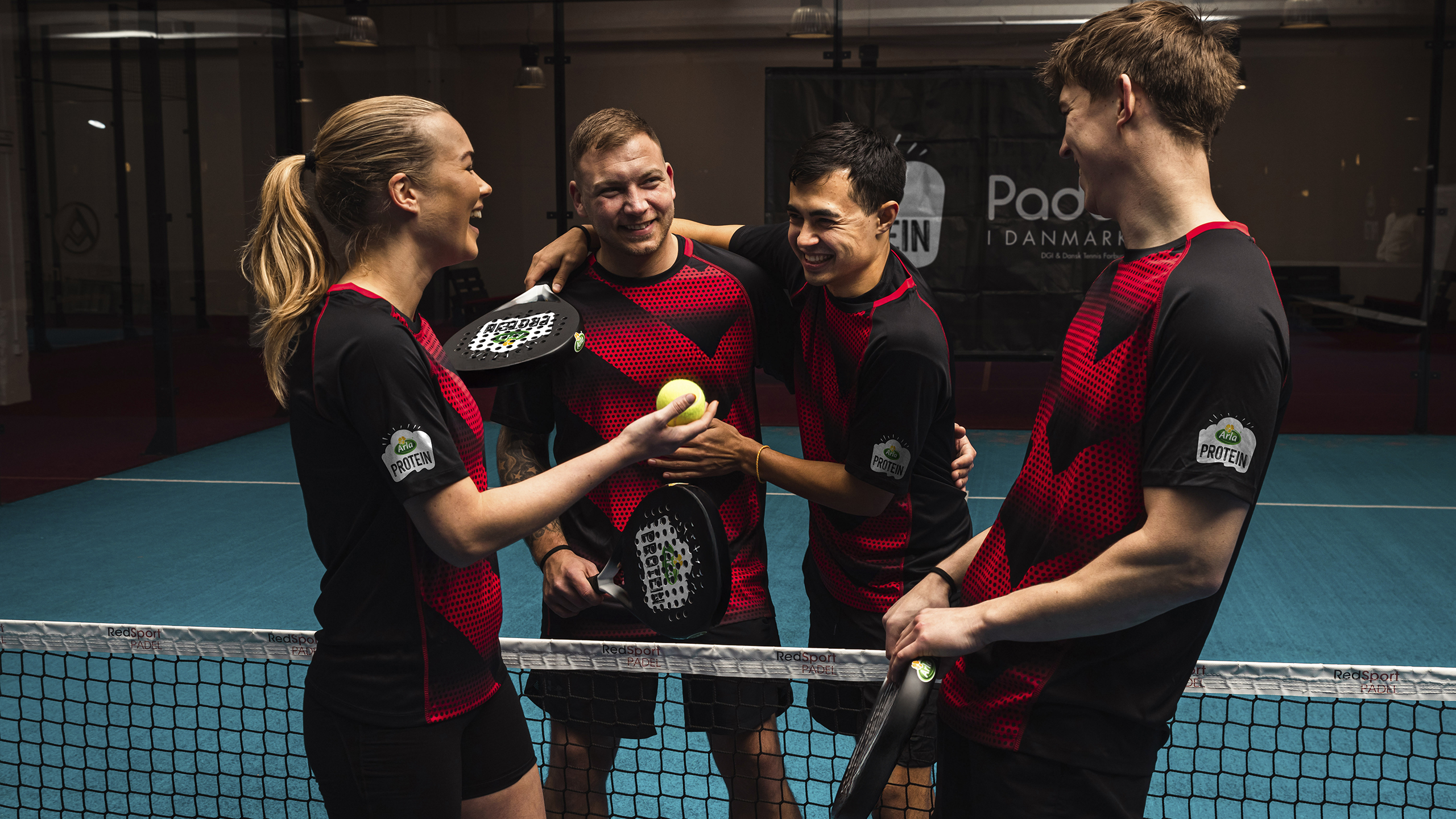 Mennesker på en padelbane