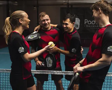 Mennesker på en padelbane