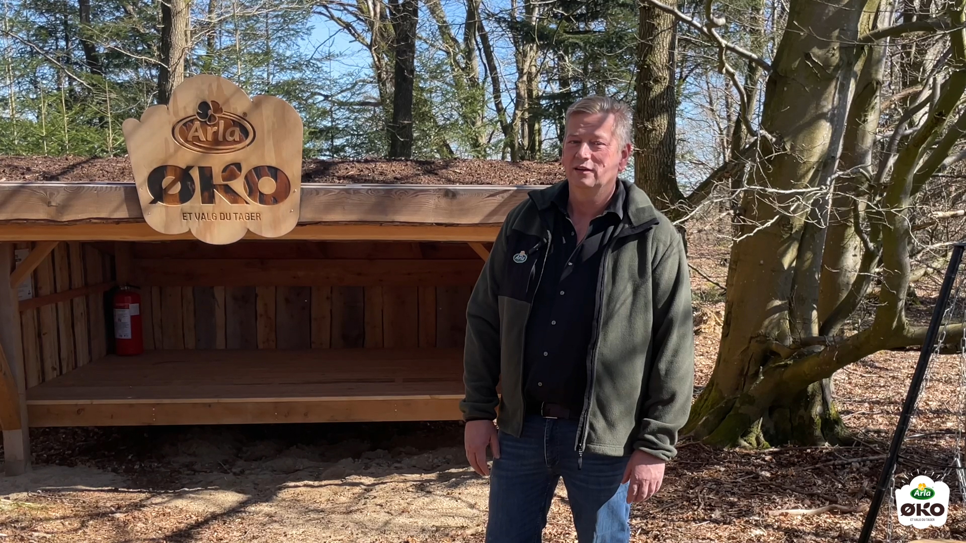 Landmanden Flemming foran shelteret på gården Nyholm