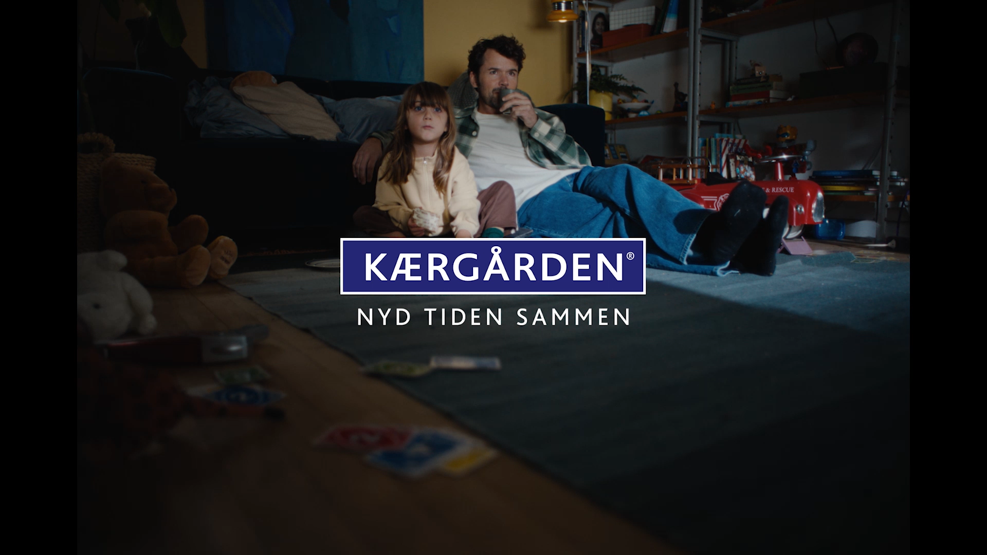 Far og datter sidder foran TV'et