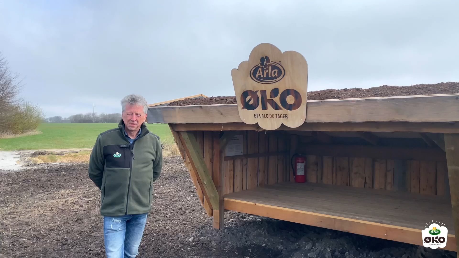 Jørgen foran Arla ØKO shelteret på Lille Fastergaard