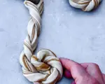 Form snoningen til en snegl (fold dejenden ind under sneglen og fastgør de to ender til hinanden).