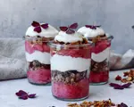 Læg rabarberkompot, crumble og vaniljecreme lagvis i glas. Pynt med skovsyre og server.