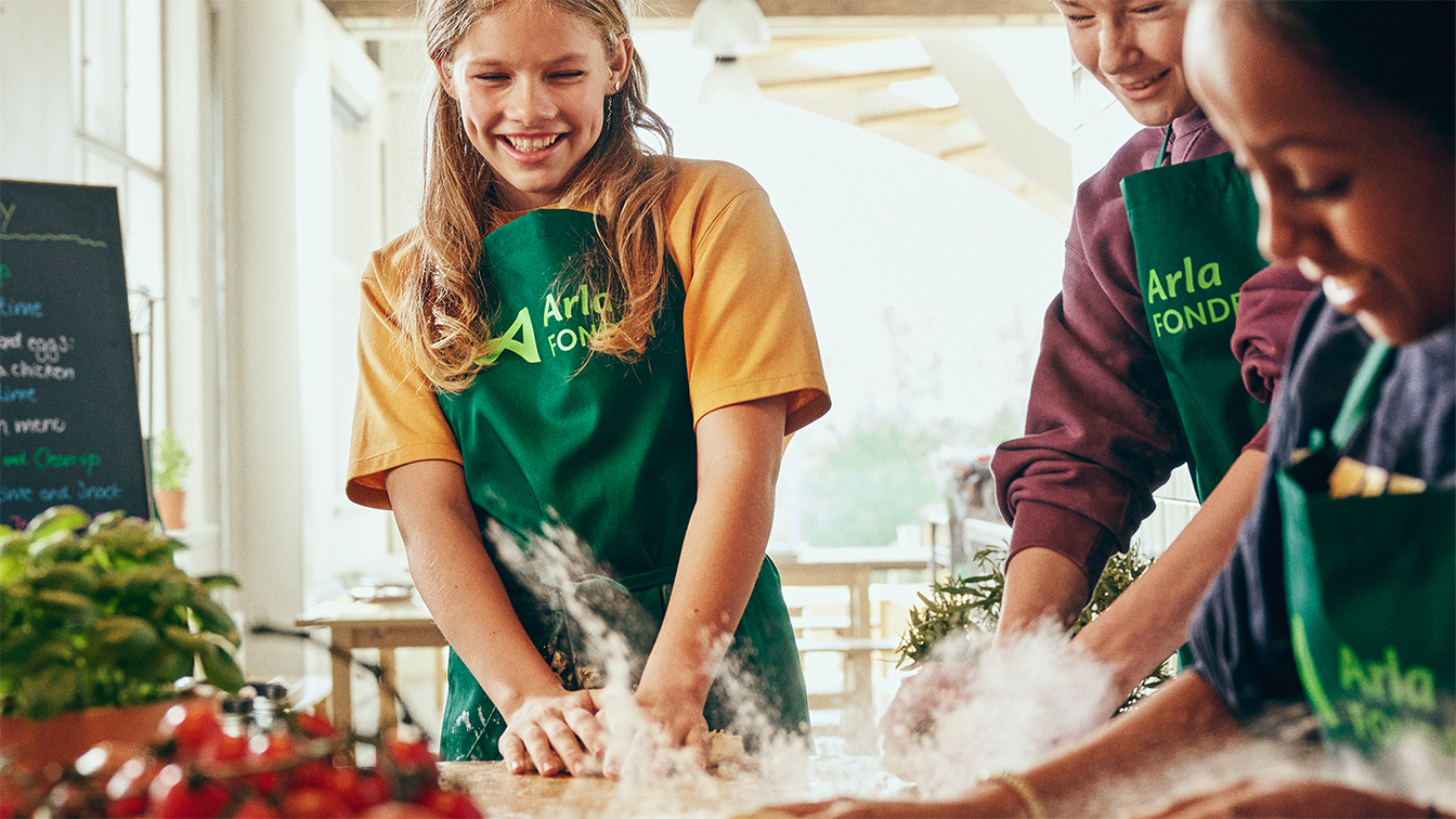 Børn i gang med at lave mad