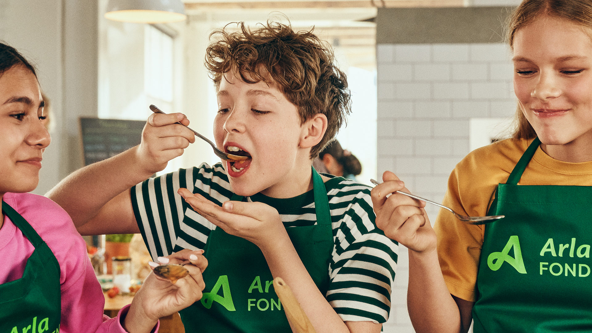 Børn smager på mad, de selv har lavet