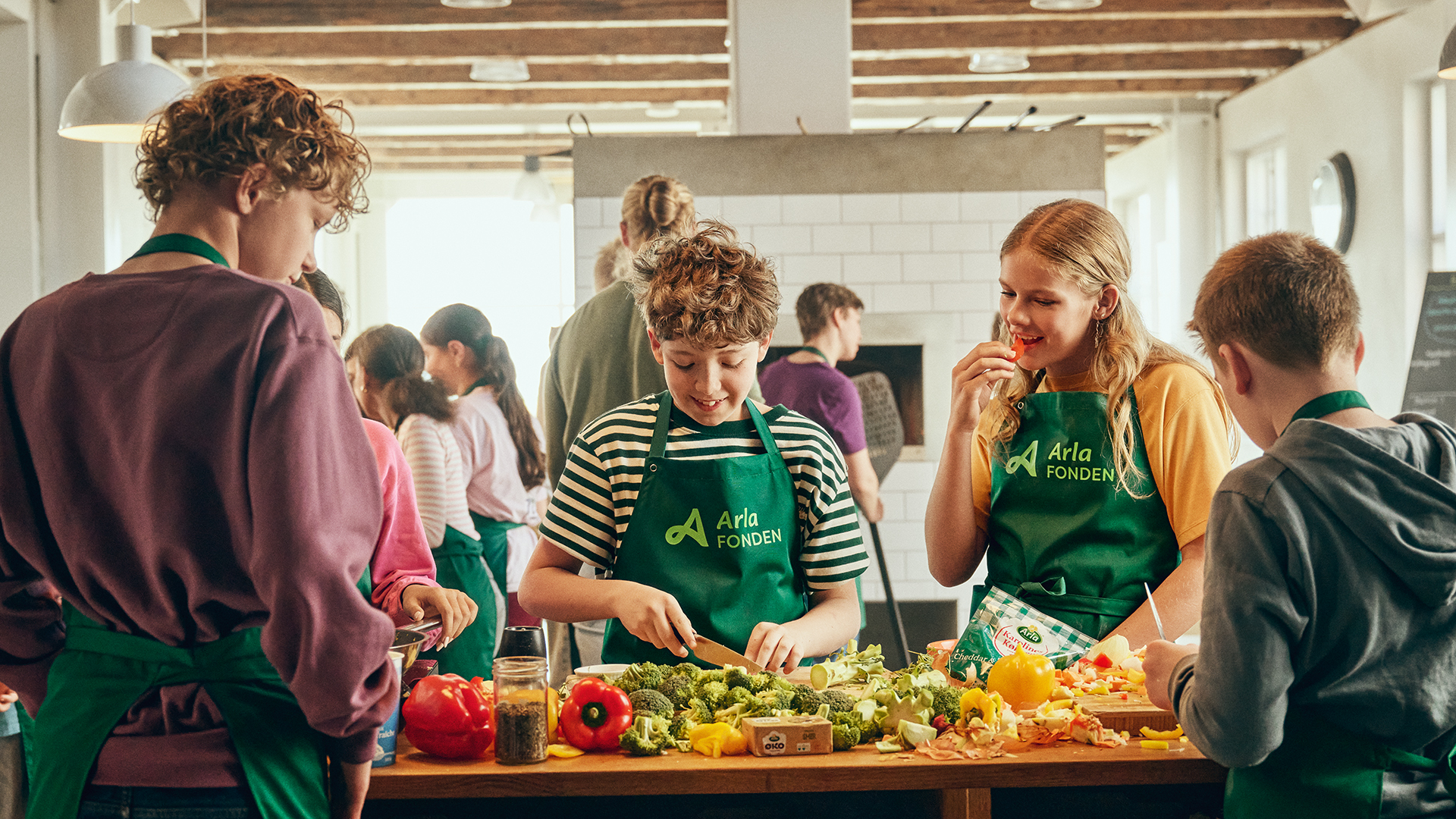 Børn skærer grøntsager