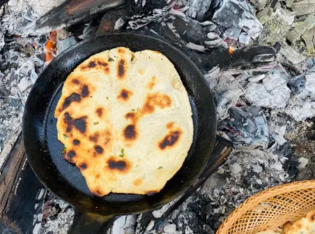 Nemme fladbrød over bål