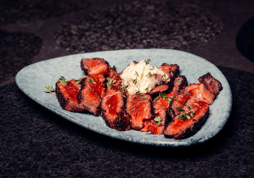 Se opskrift på Butter Hack Smørbøffen 2.0 - den sorte umami-bombe