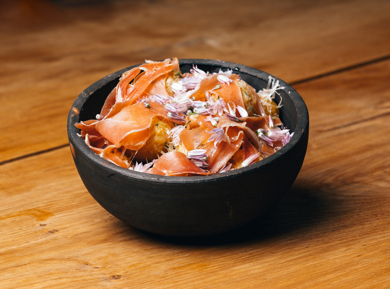 butter hack med løvstikke og modne havgus