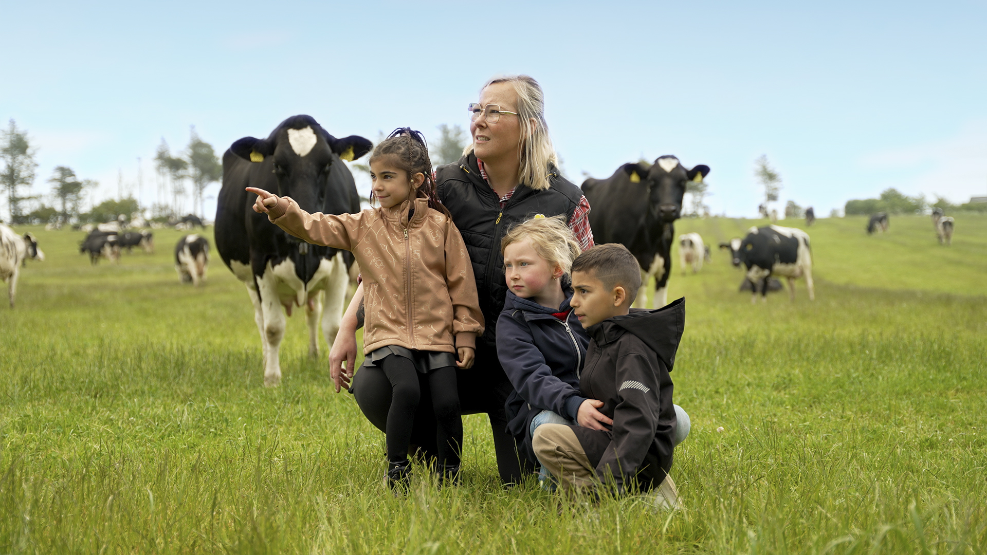 Dreng og dame aer en ko