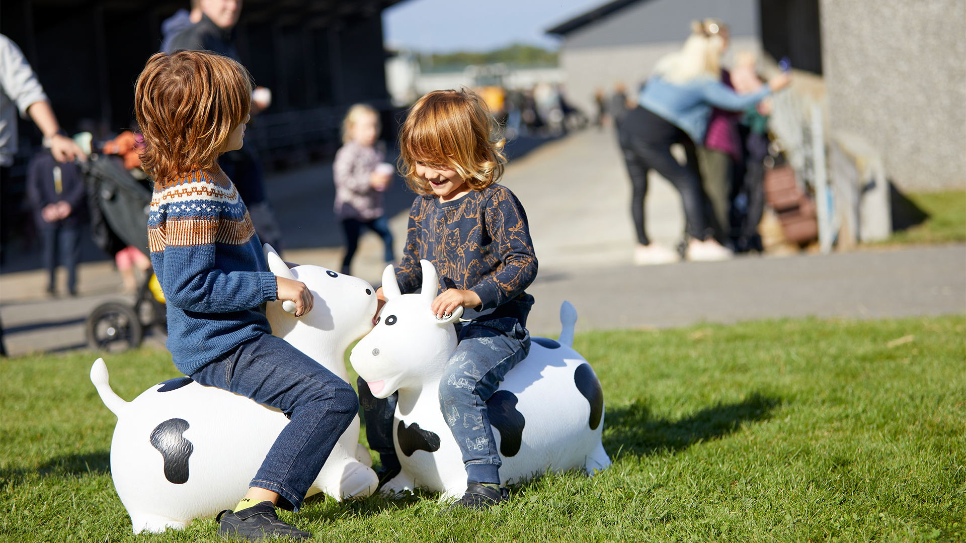 Børn leger på halmballer