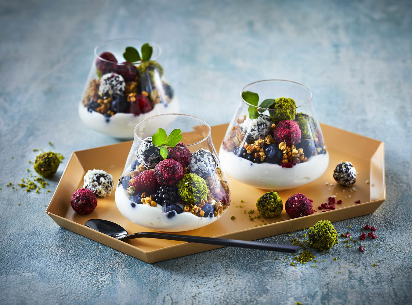 Daddelkugler med skyr og bær