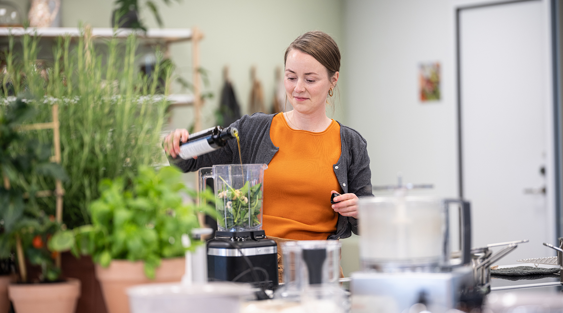 Billede af Malene med krydderurter