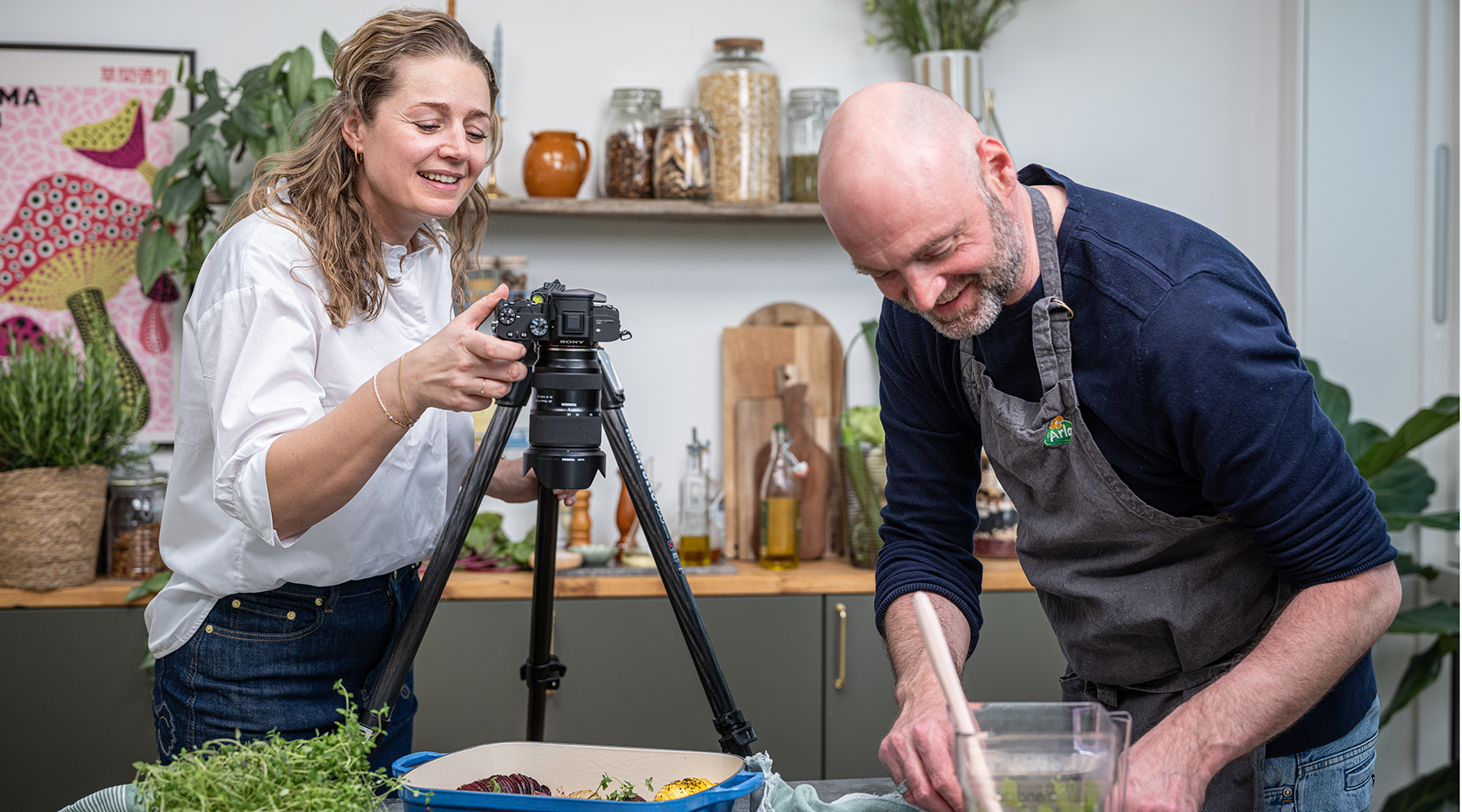 Tina og Anders tager billeder af en opskrift
