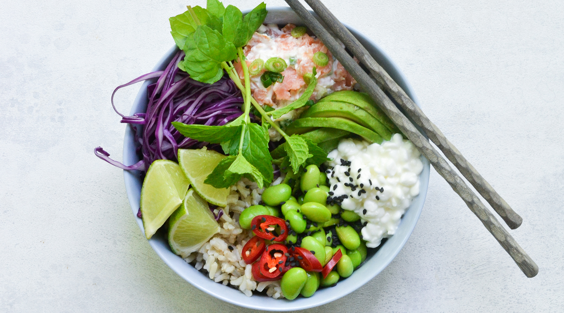 Poke bowl med laksemousse og hytteost