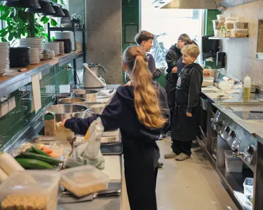 Børn i Madklubbens køkken