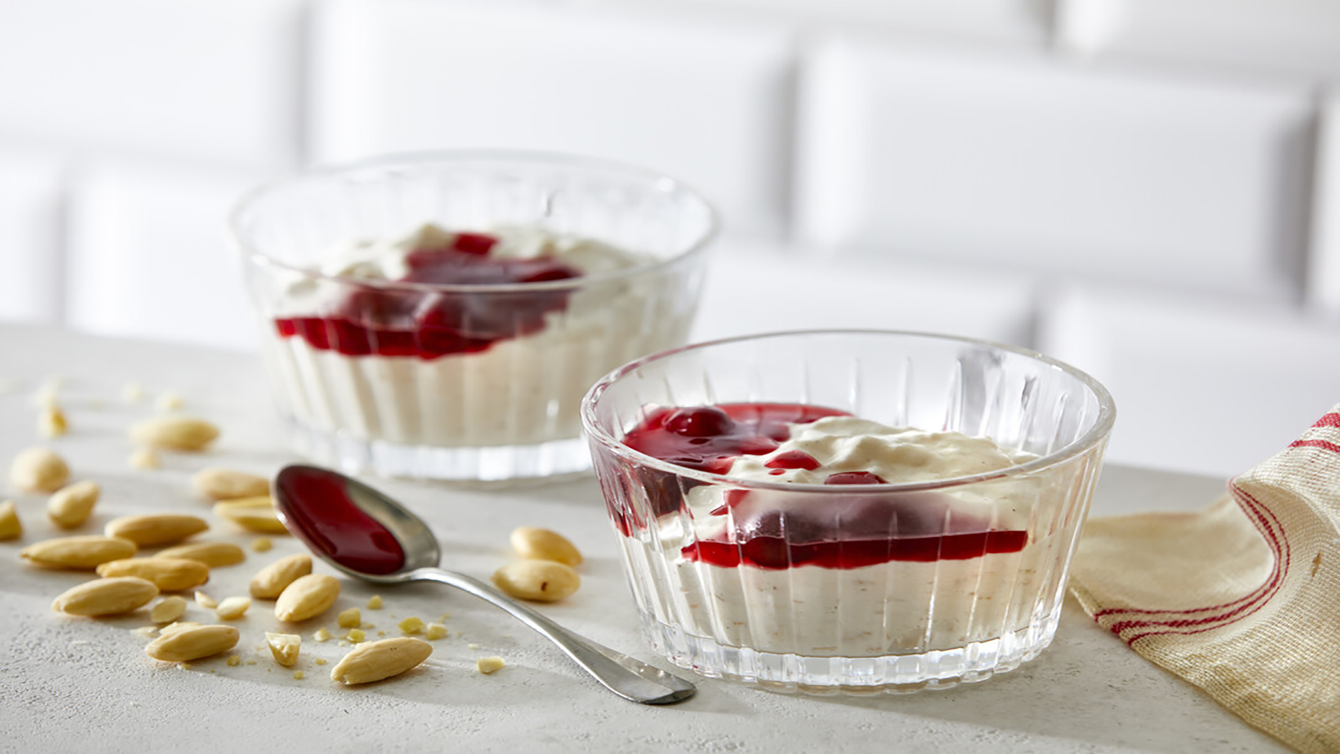 Risalamande i skål med kirsebærsauce