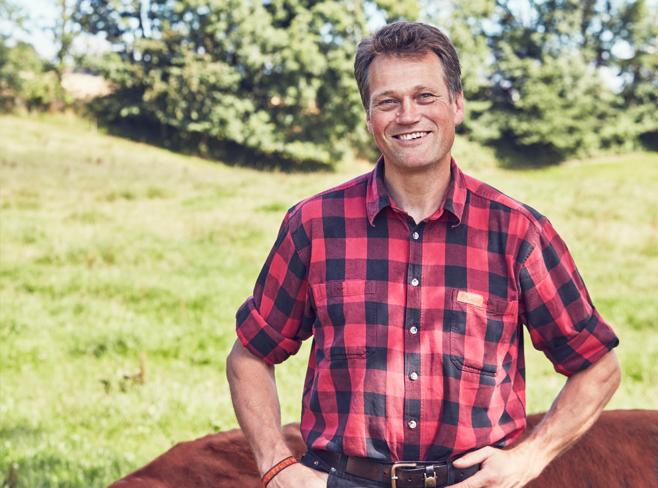 Glad for besøg på gården