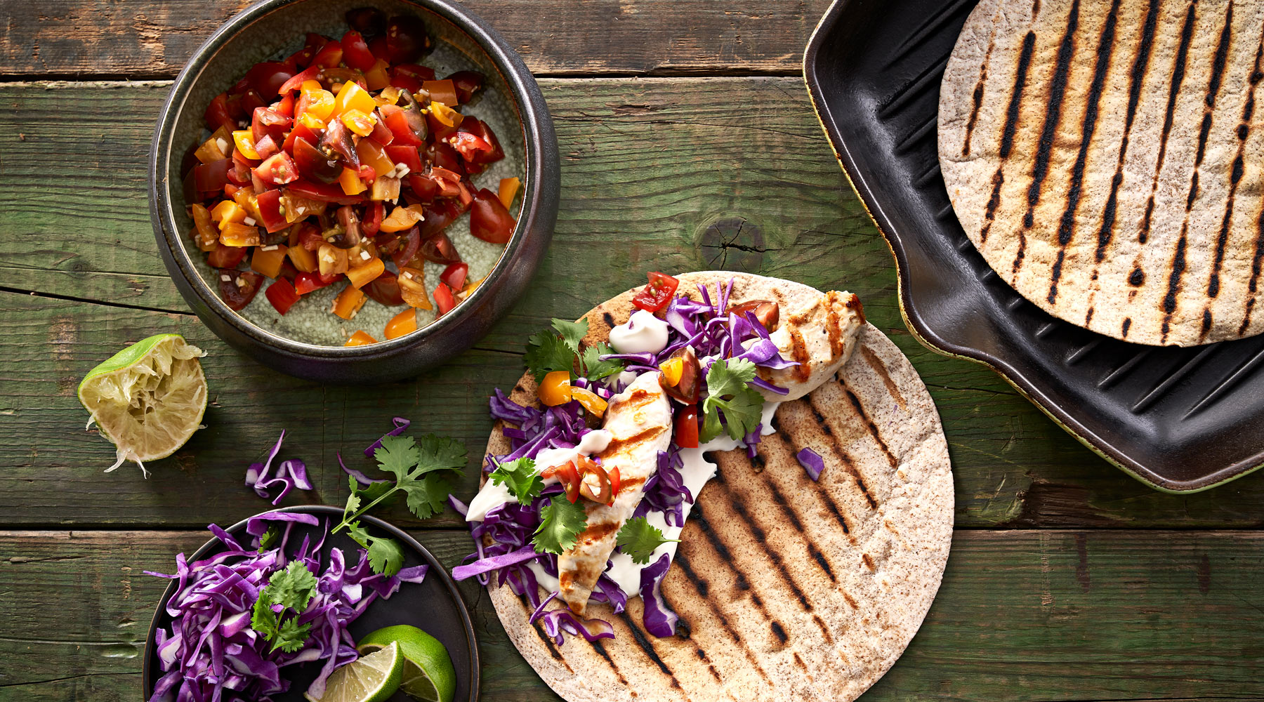 Sprøde tortillas med hot tomatsalsa, grillet kylling og spidskål