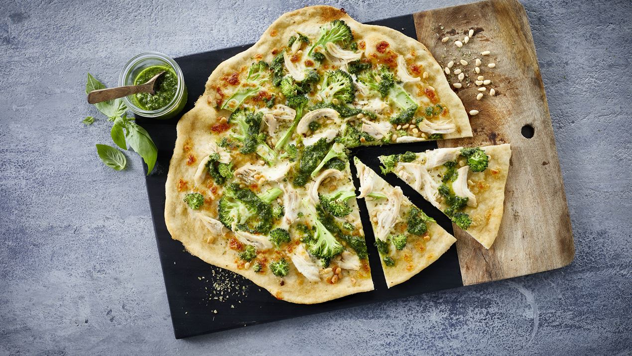 Pizza med kylling og pesto